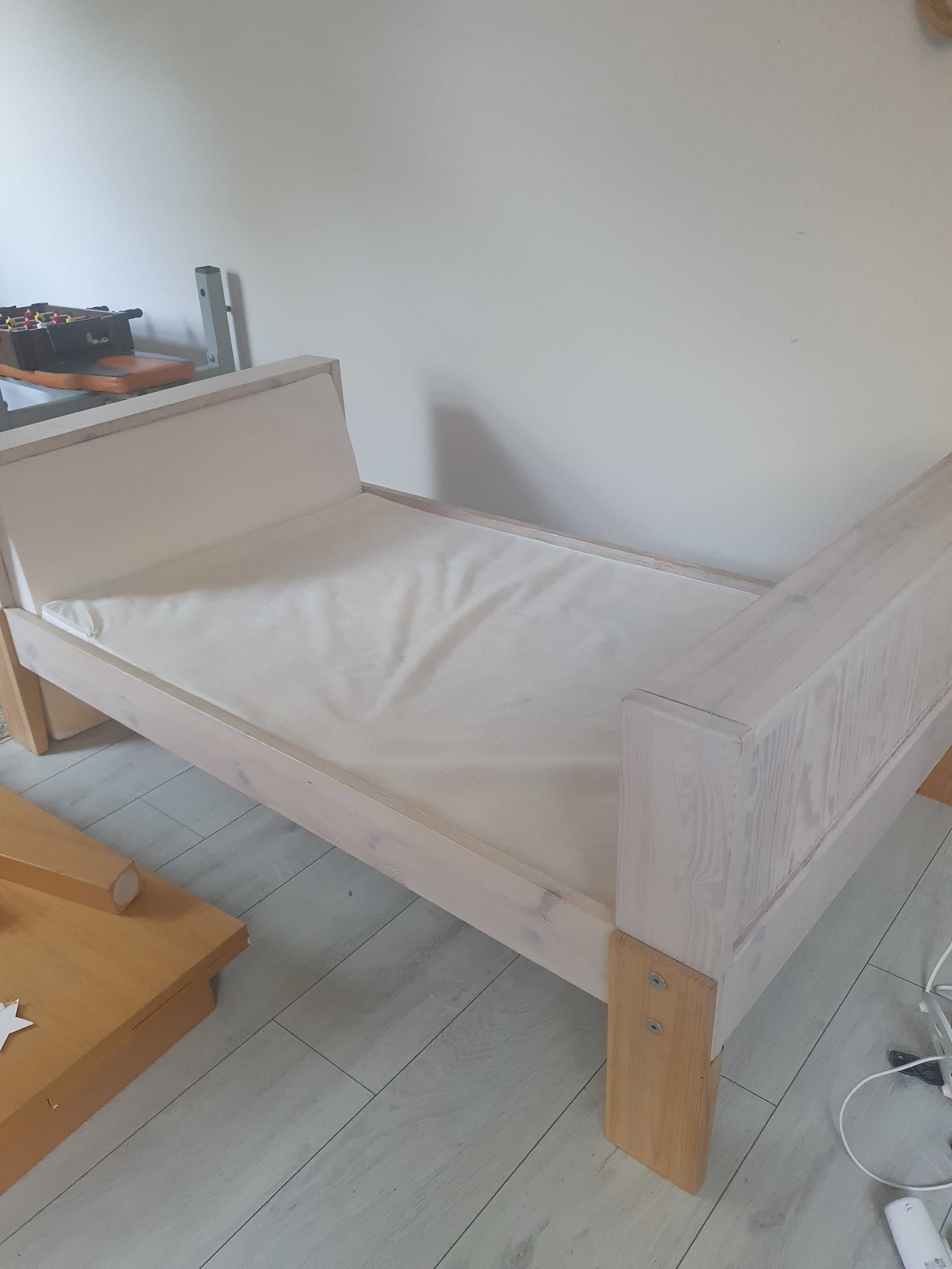 Łóżko dla dziecka rozsuwane z materacem