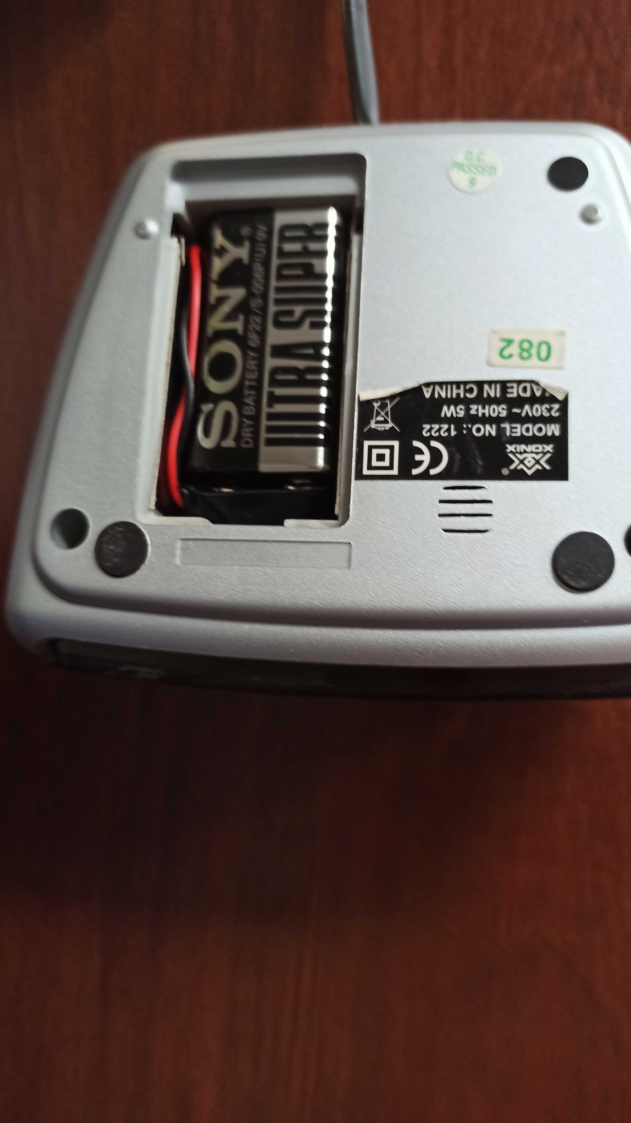 Budzik elektroniczny zasilany bateria badz  kablem