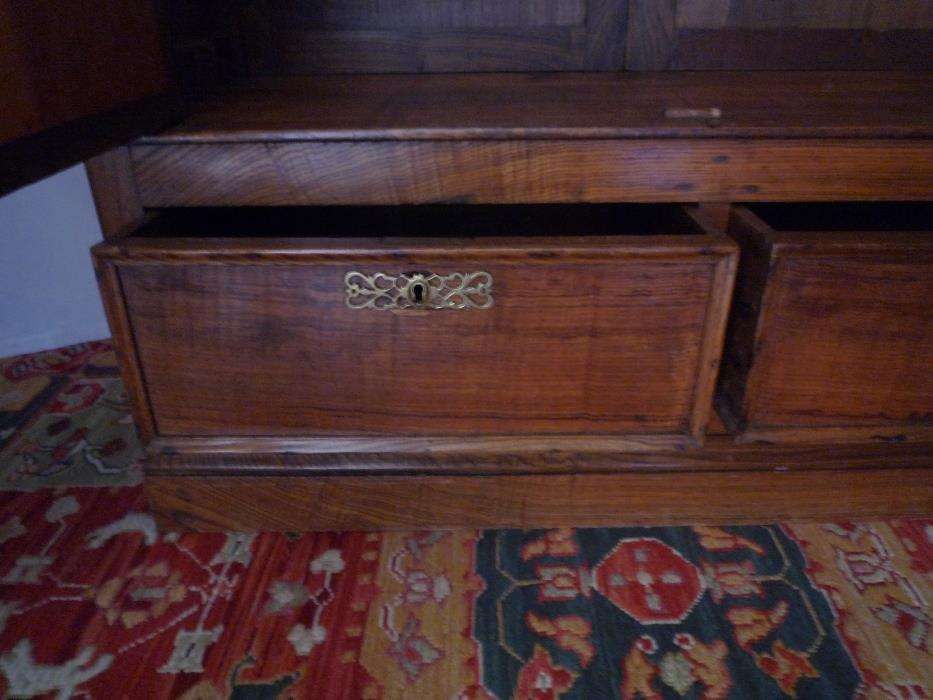 Armário com Portas Almofadadas