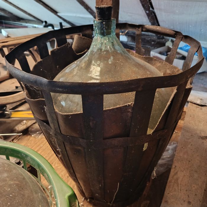 Gąsior butla balon na wino z koszem około 60 l