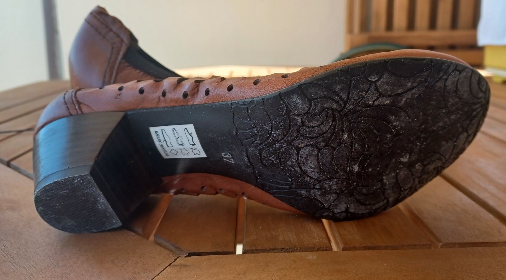 Sapatos em cabedal com salto