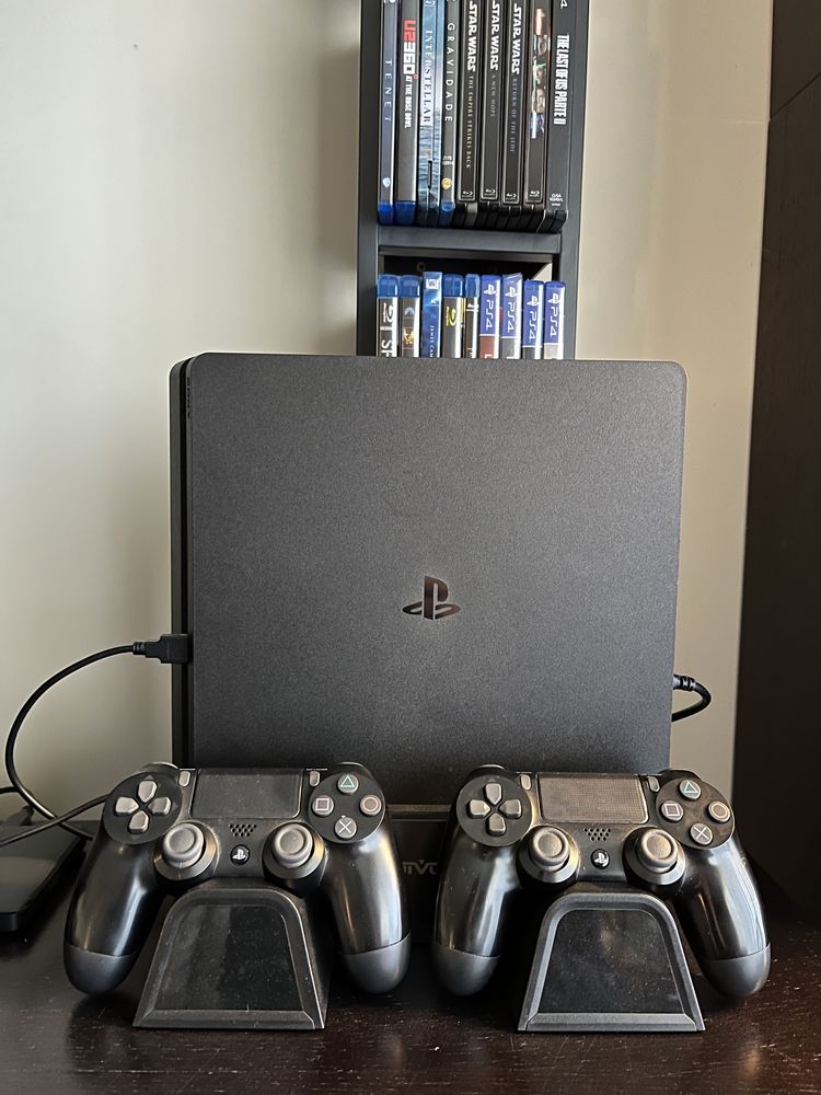 PS4 Slim 500GB + disco 1TB + 2 comandos + suporte vertical