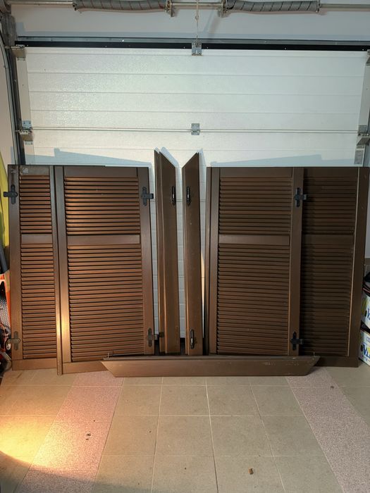 Okiennice drewniane,komplet , brązowe razem z okuciami