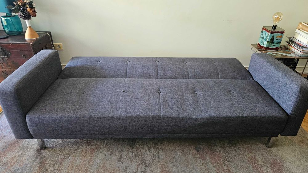 Sofá-cama em tecido cinzento muito prático