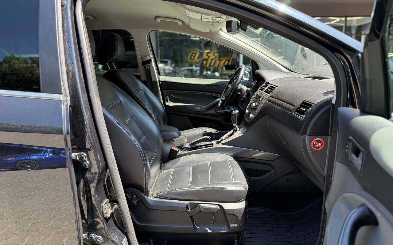Ford Kuga 2012 року