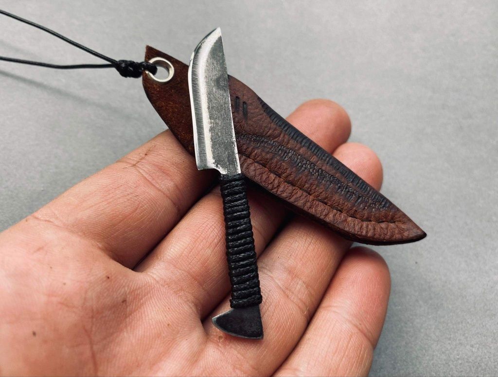 Ręcznie zrobione mini nożyki na szyję