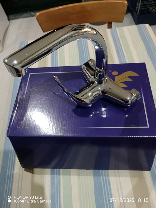 Torneira lava loiças banca parede