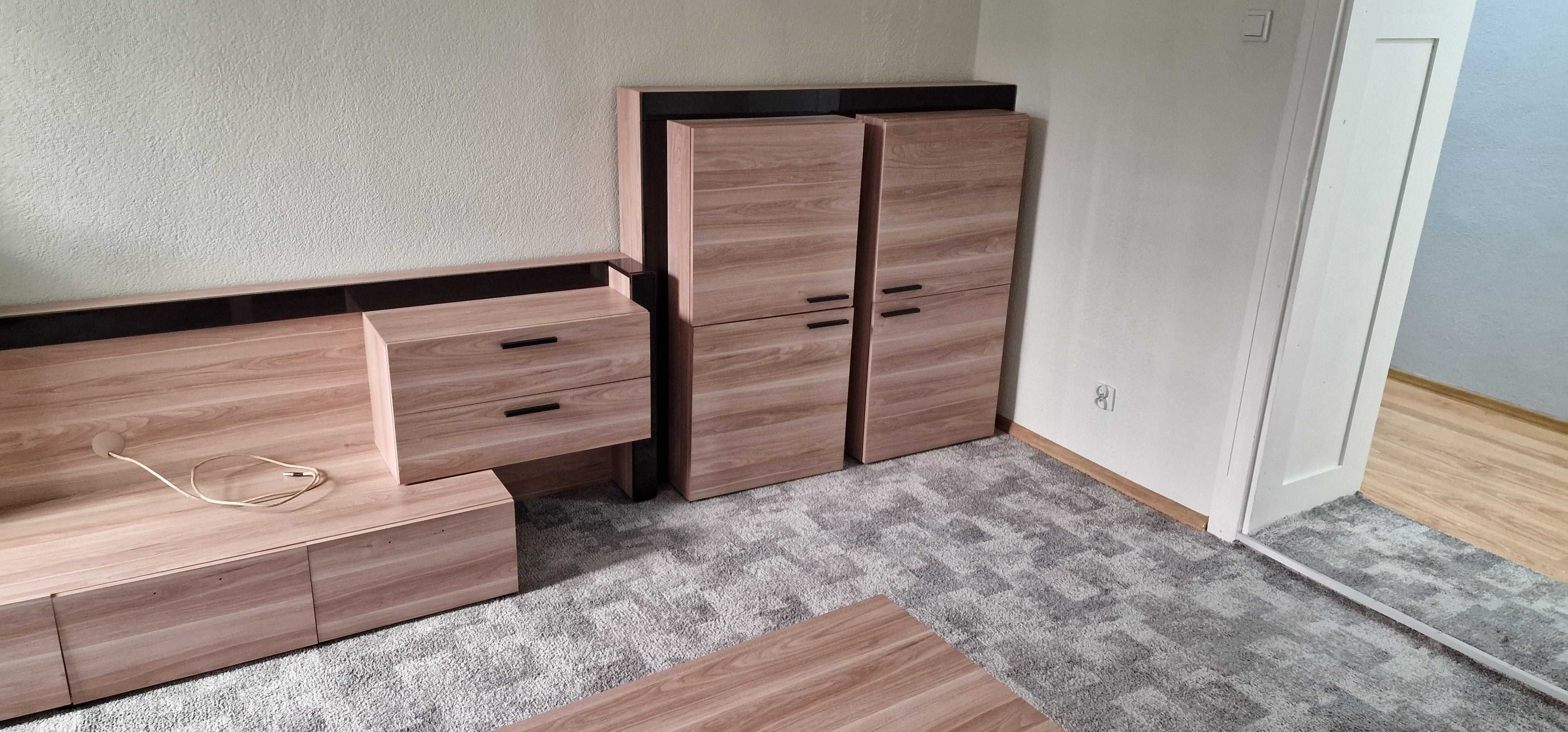 Piękny zestaw mebli salonowych ze stołem, krzesłami, stolikiem kawowym
