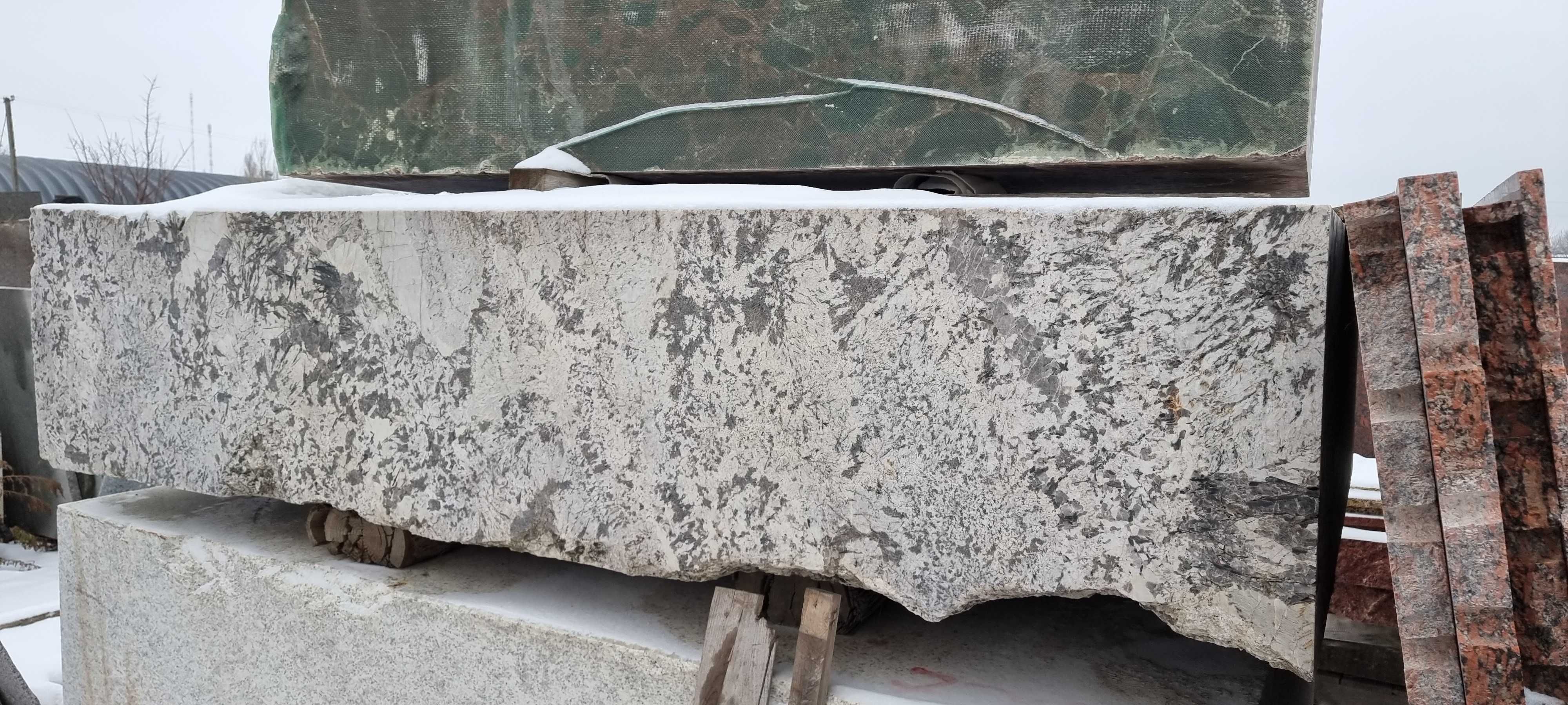 Граніт Aspen White в блоках.