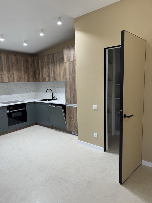 ПРОДАЖ просторої квартири з новим ремонтом