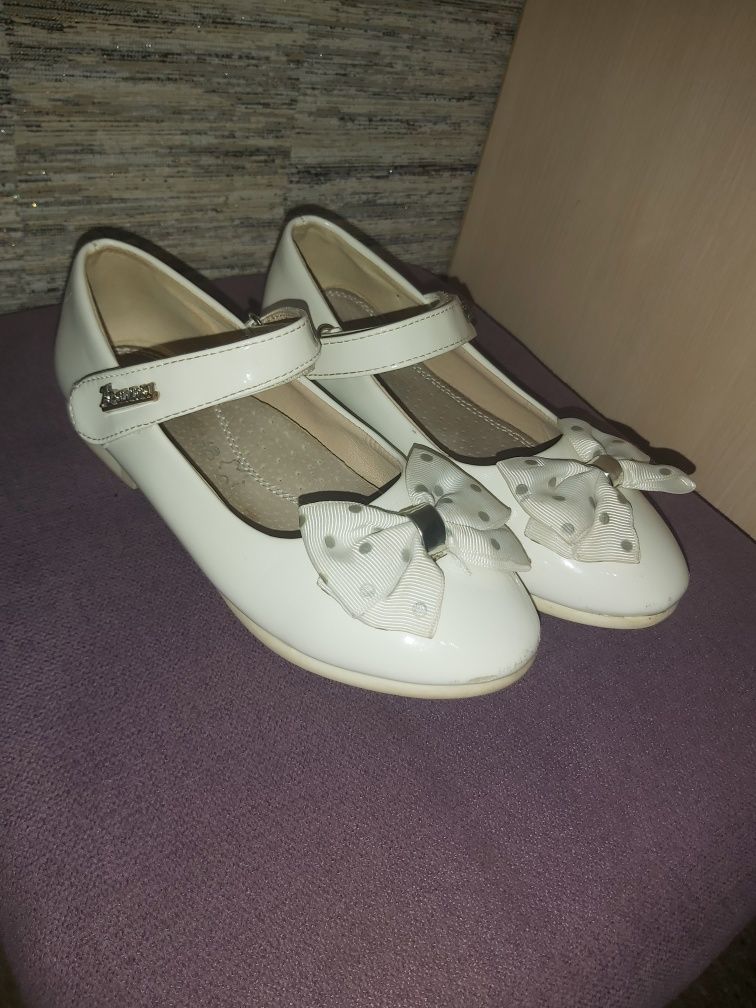 Продам белые туфли 33 размер,20 см стелька