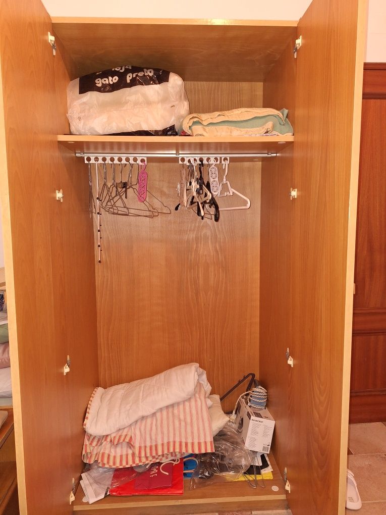 Roupeiro quarto com pouco uso.