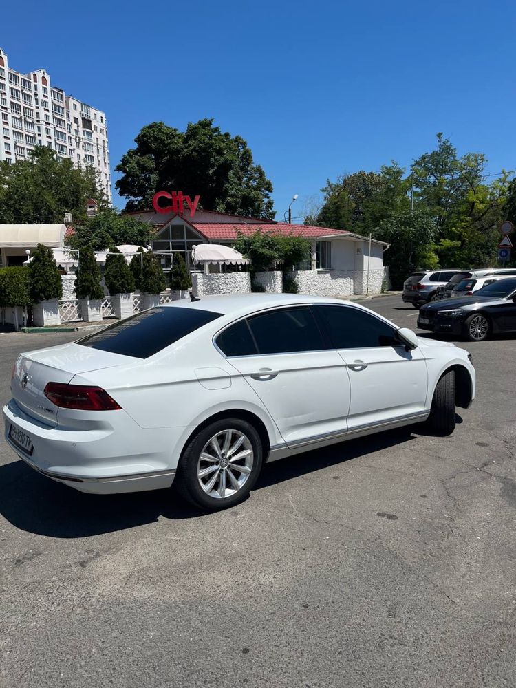 Продається сімейний автомобіль