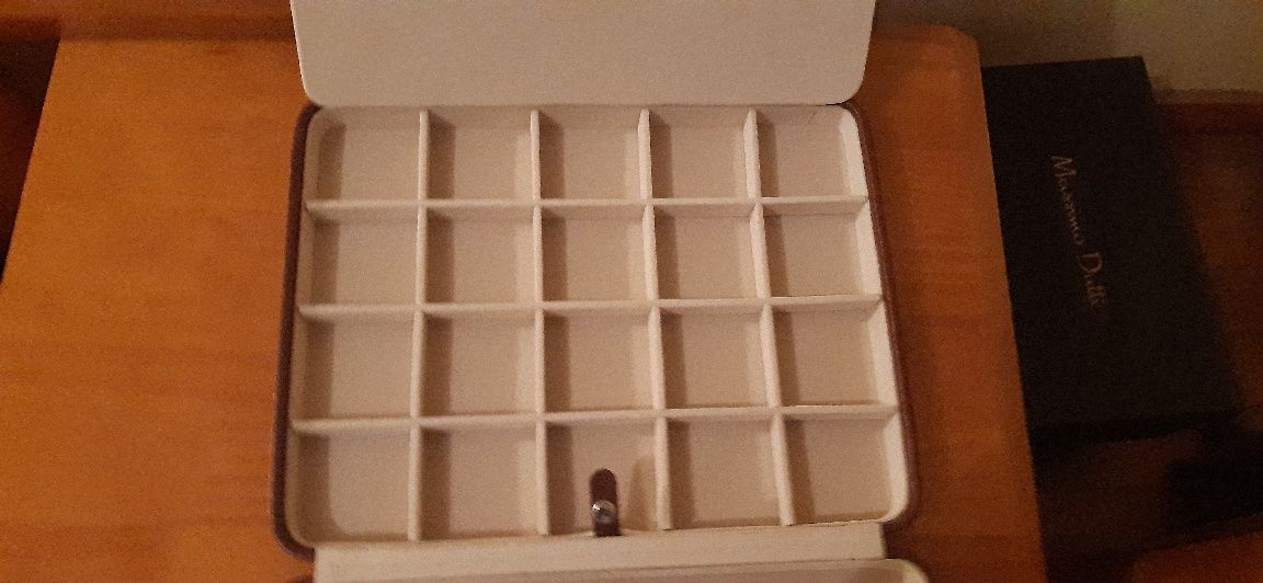 Mala porta joias em pele
