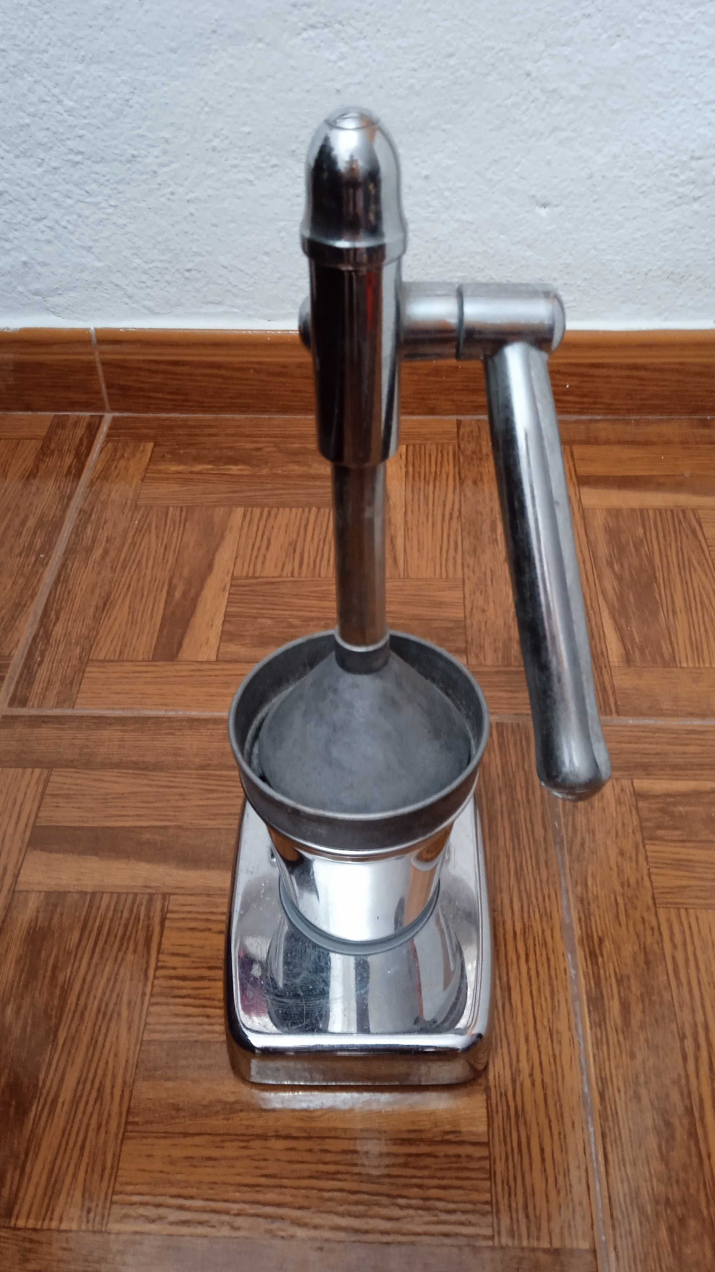 Espremedor de Frutas em Inox