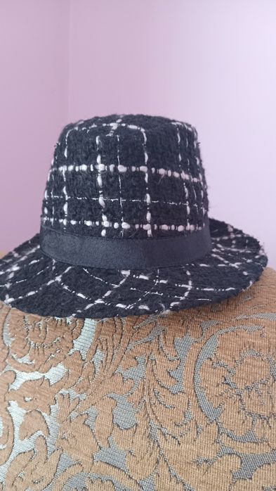 Капелюх жіночий.