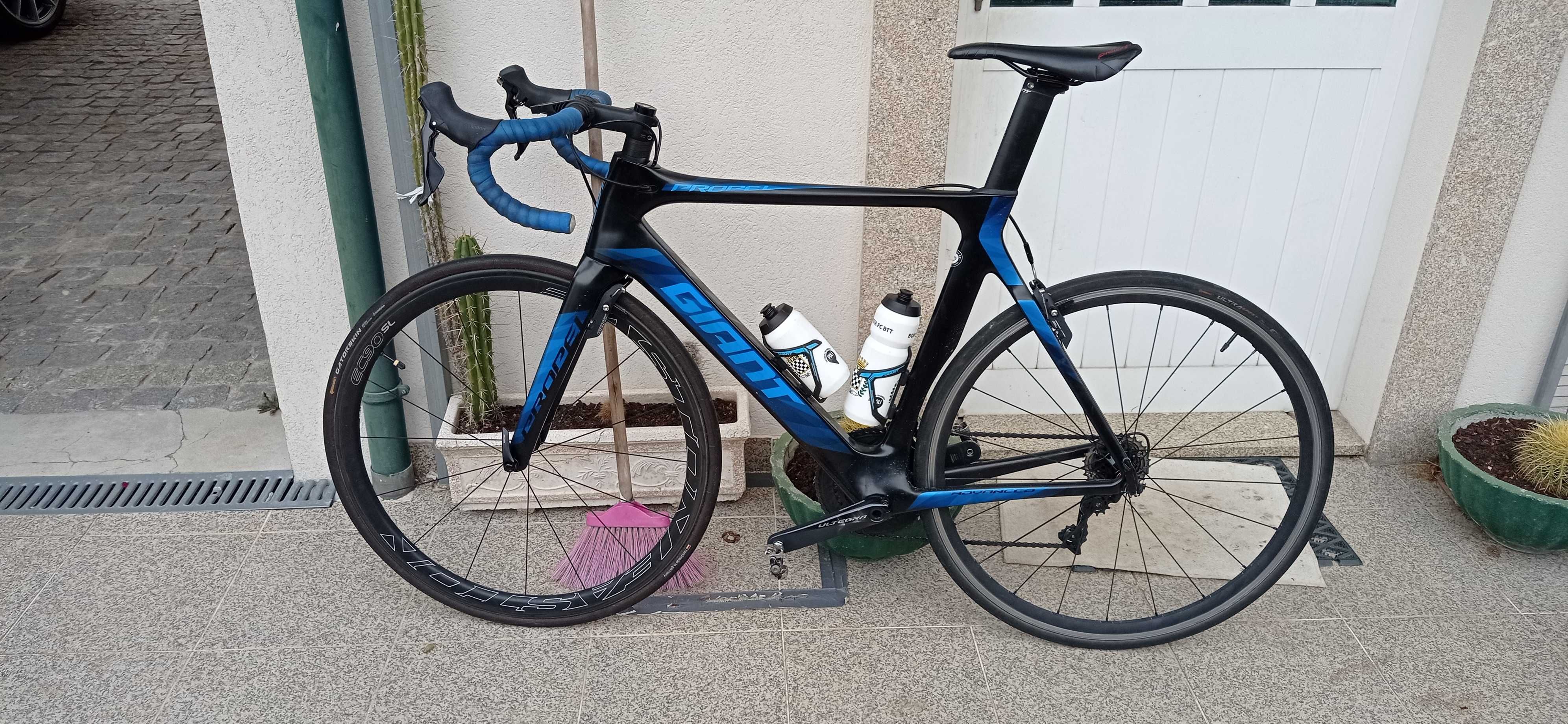 Bicicleta de estrada em carbono marca Giant tamanho L