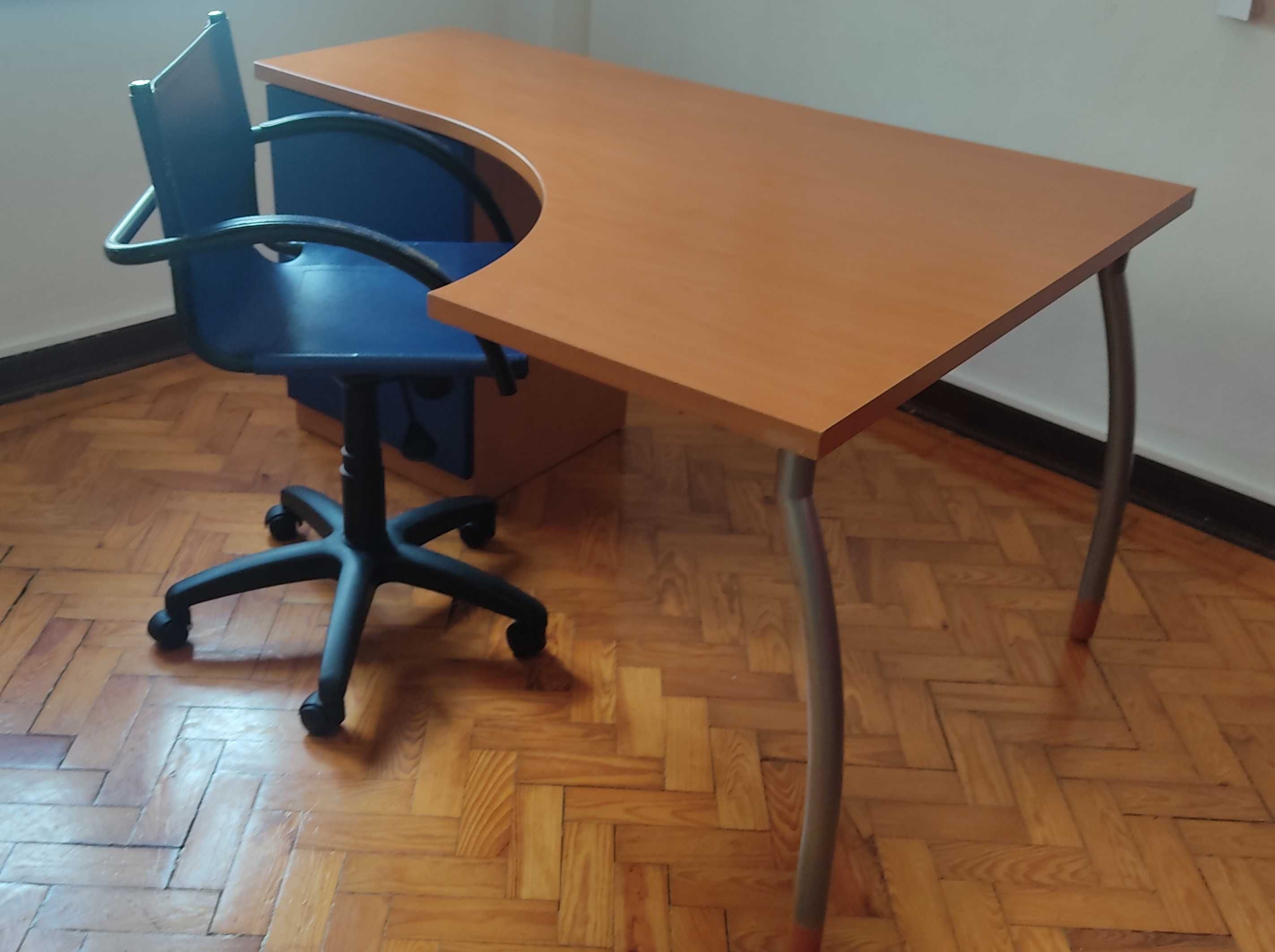Vendo conjunto de secretária e cadeira