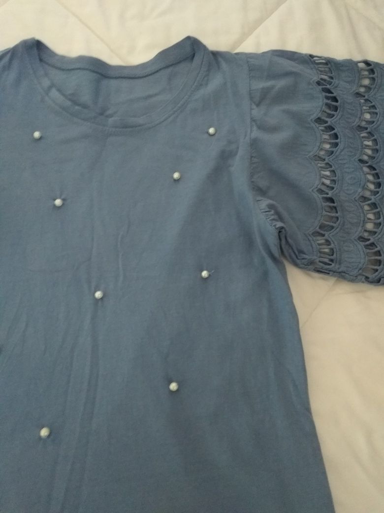 Blusa azul com renda e pérolas. TAM M.oferta portes correio normal