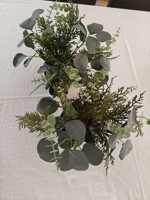 Vasos com plantas verdes artificiais