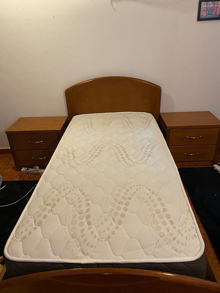 Cama solteiro, 2 mesas de cabeceira, colchão