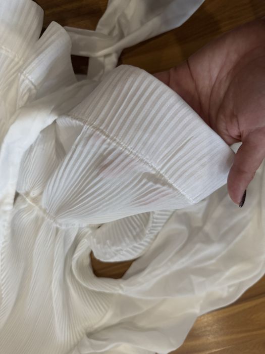 Нарядна блузка з воланом