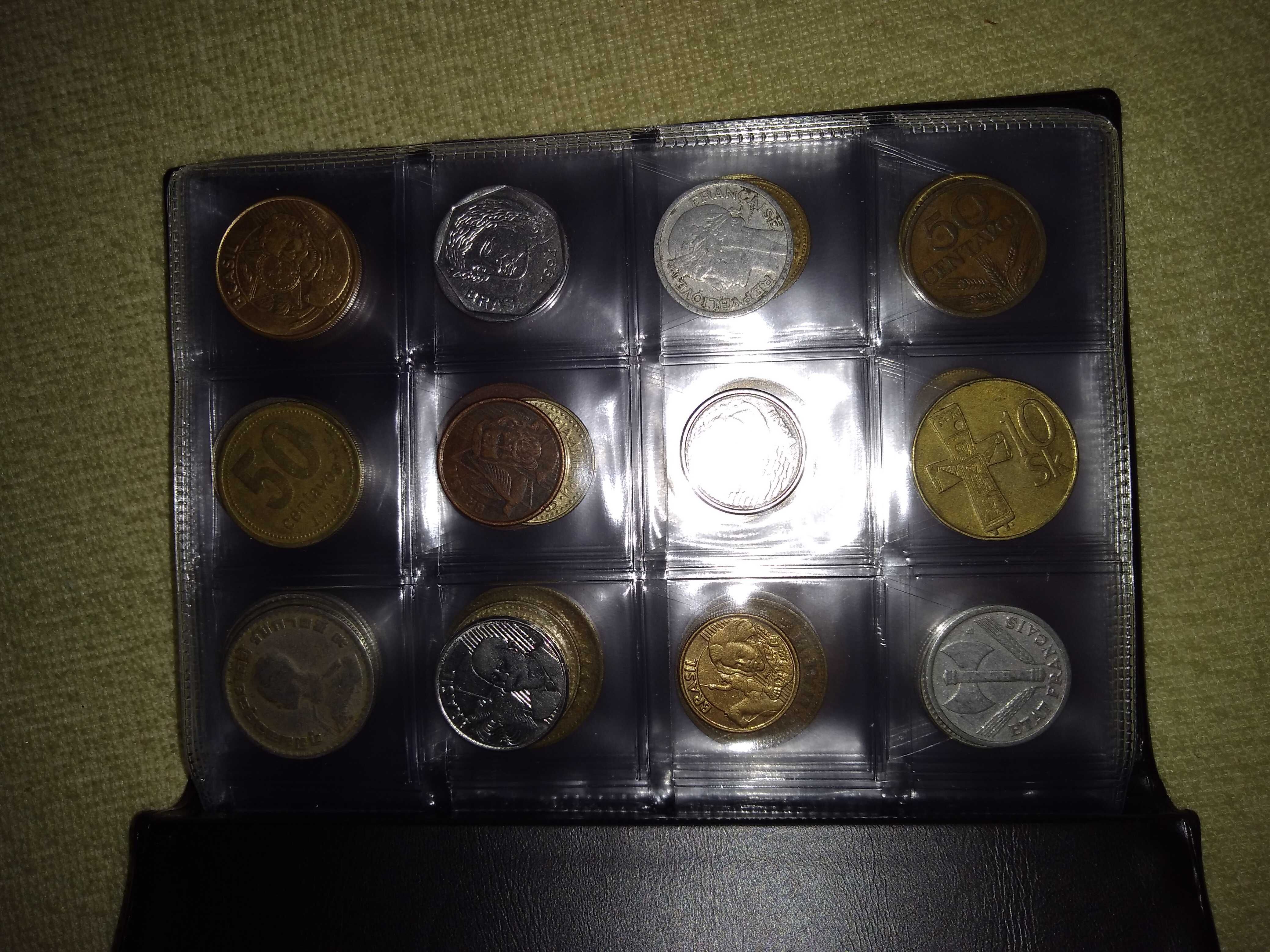 Trzy klasery z monetami świata