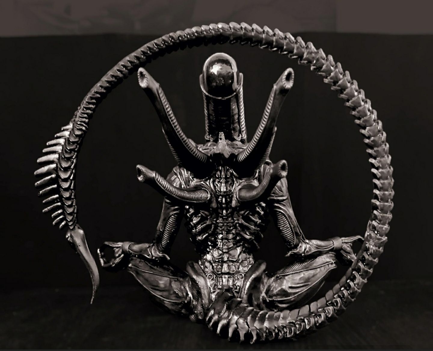 Figura Alien Xenomorph a meditar