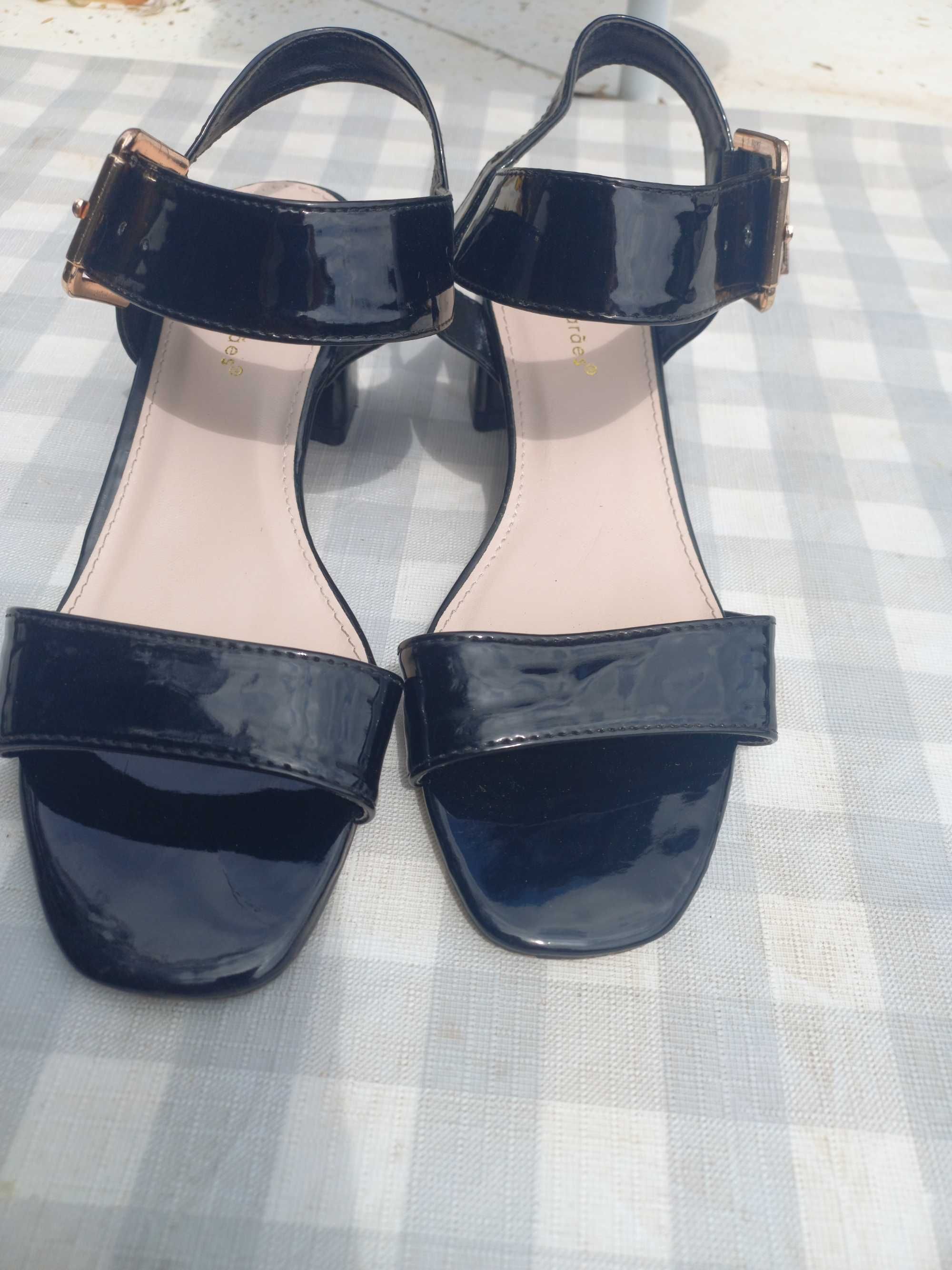 Sandálias muito elegantes pretas