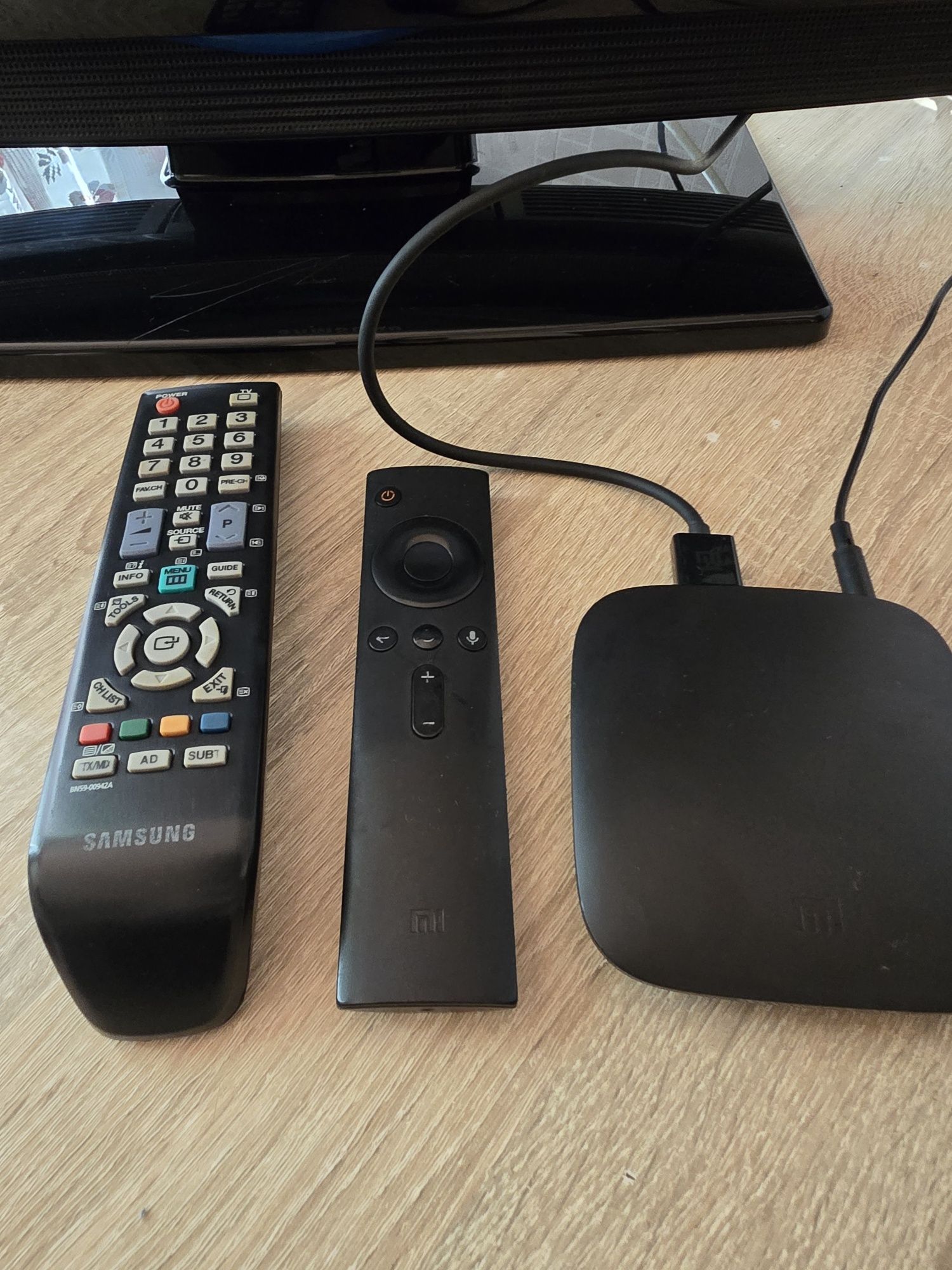 Продам телевизор Samsung 26 дюймов + приставка Xiaomi mi box.