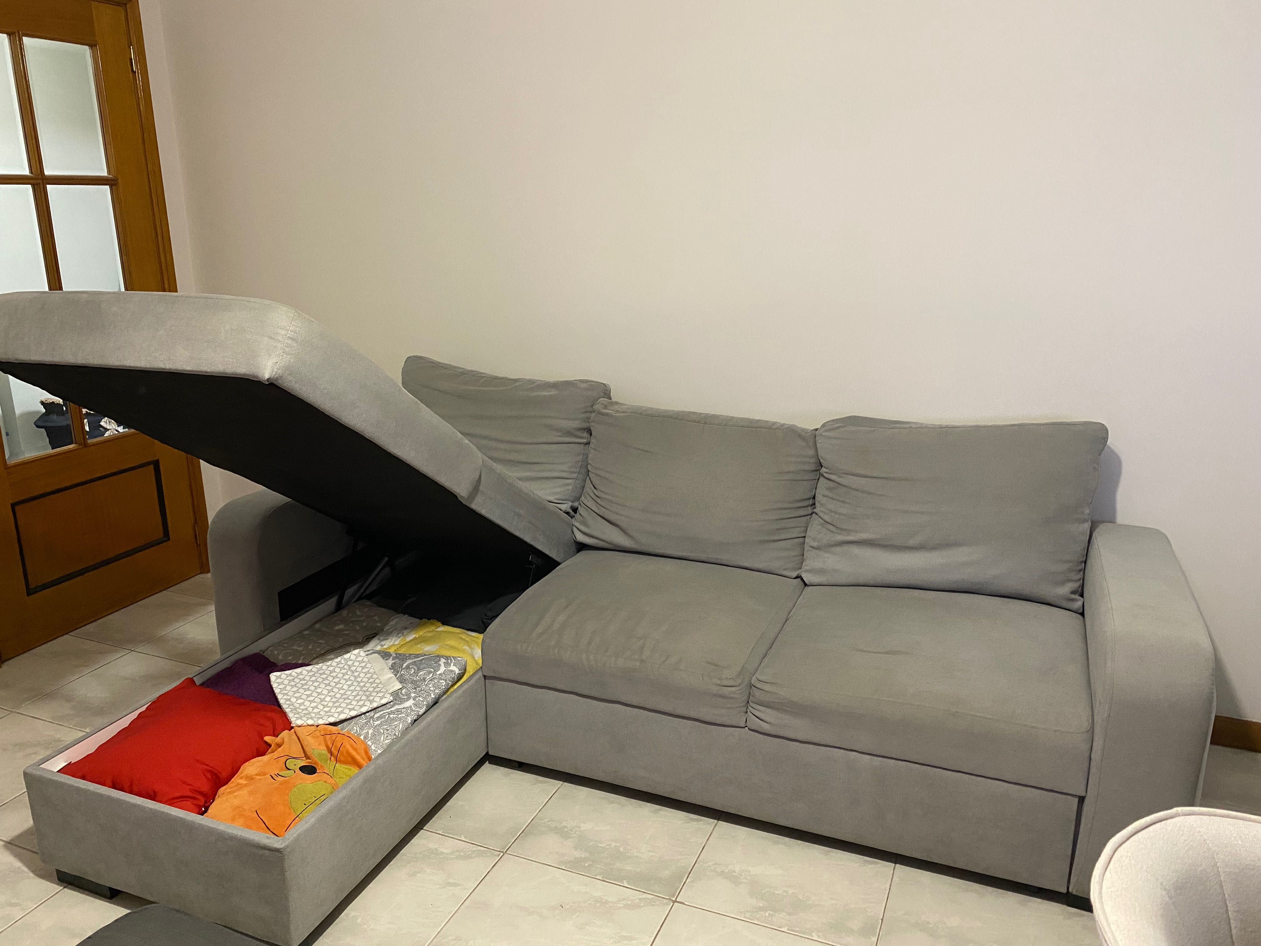 Sofá cama c/ chaise longue e arrumação