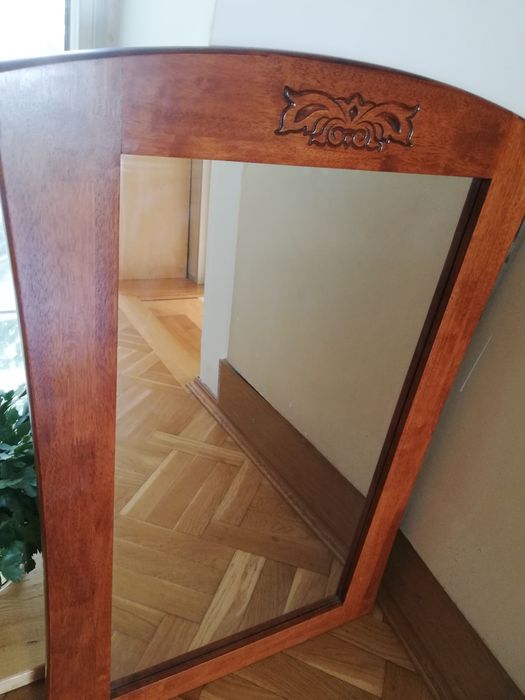 Lustro w drewnianej oprawie.