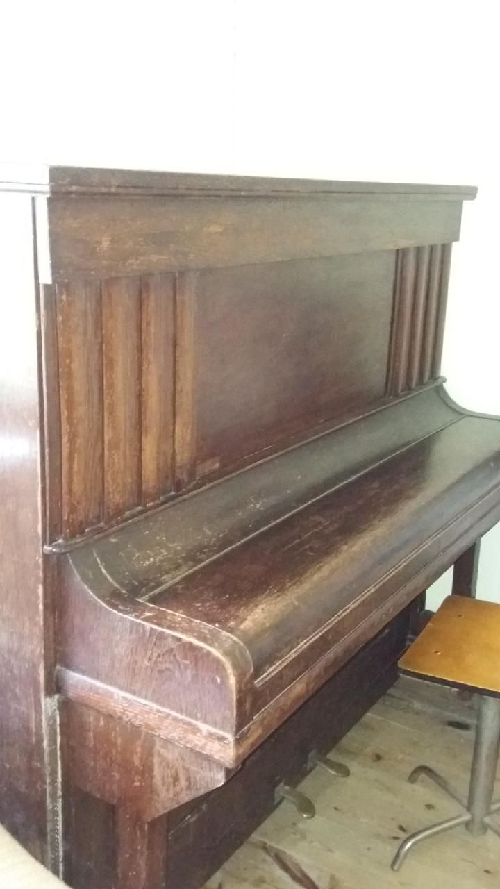 Pianino z herbem