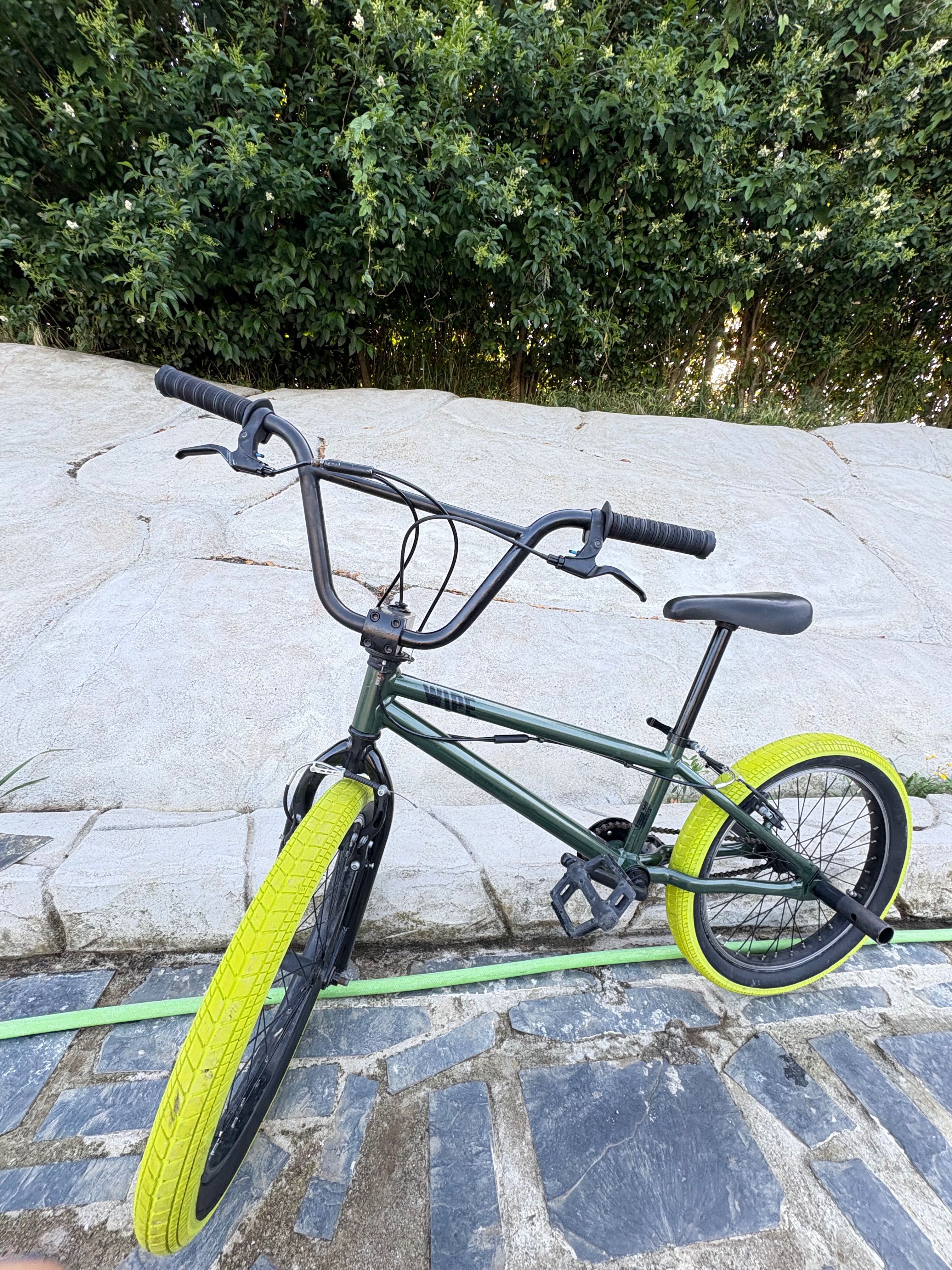 BMX verde escuro com pneus verdes claros