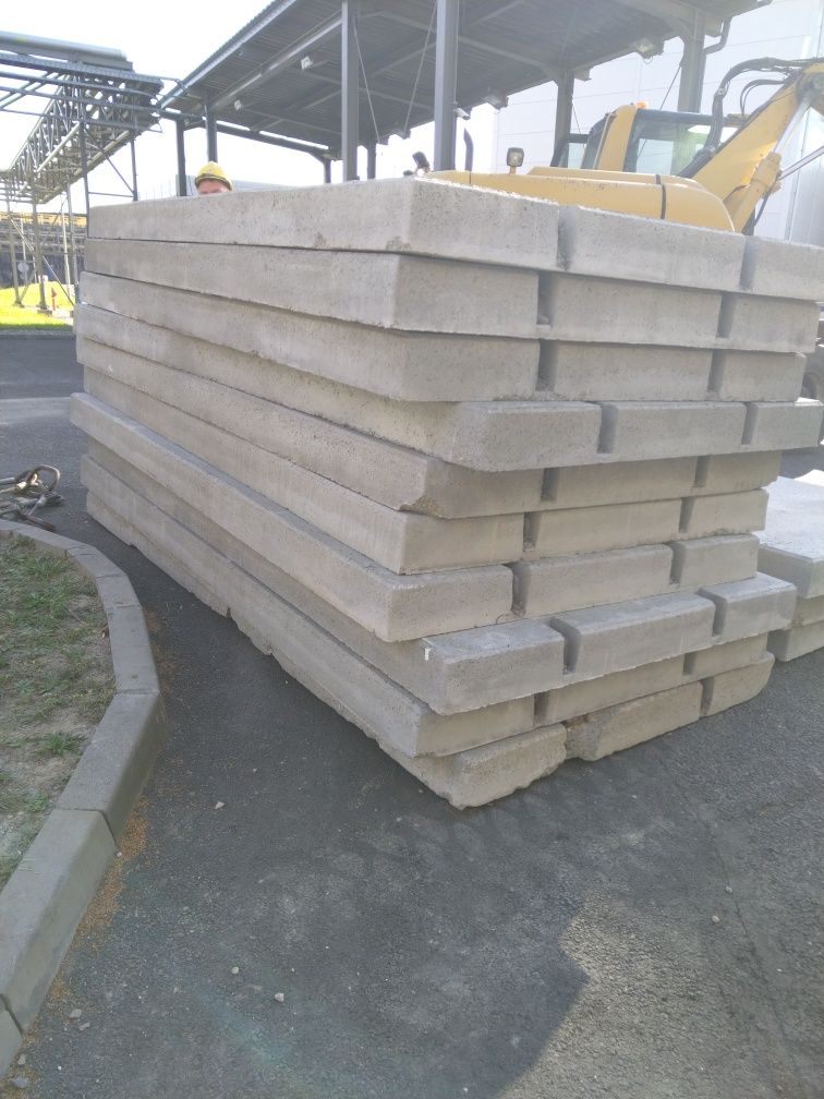 Wynajem betonowych bloczków LEGO, przeciwpowodziowe zabezpieczenie