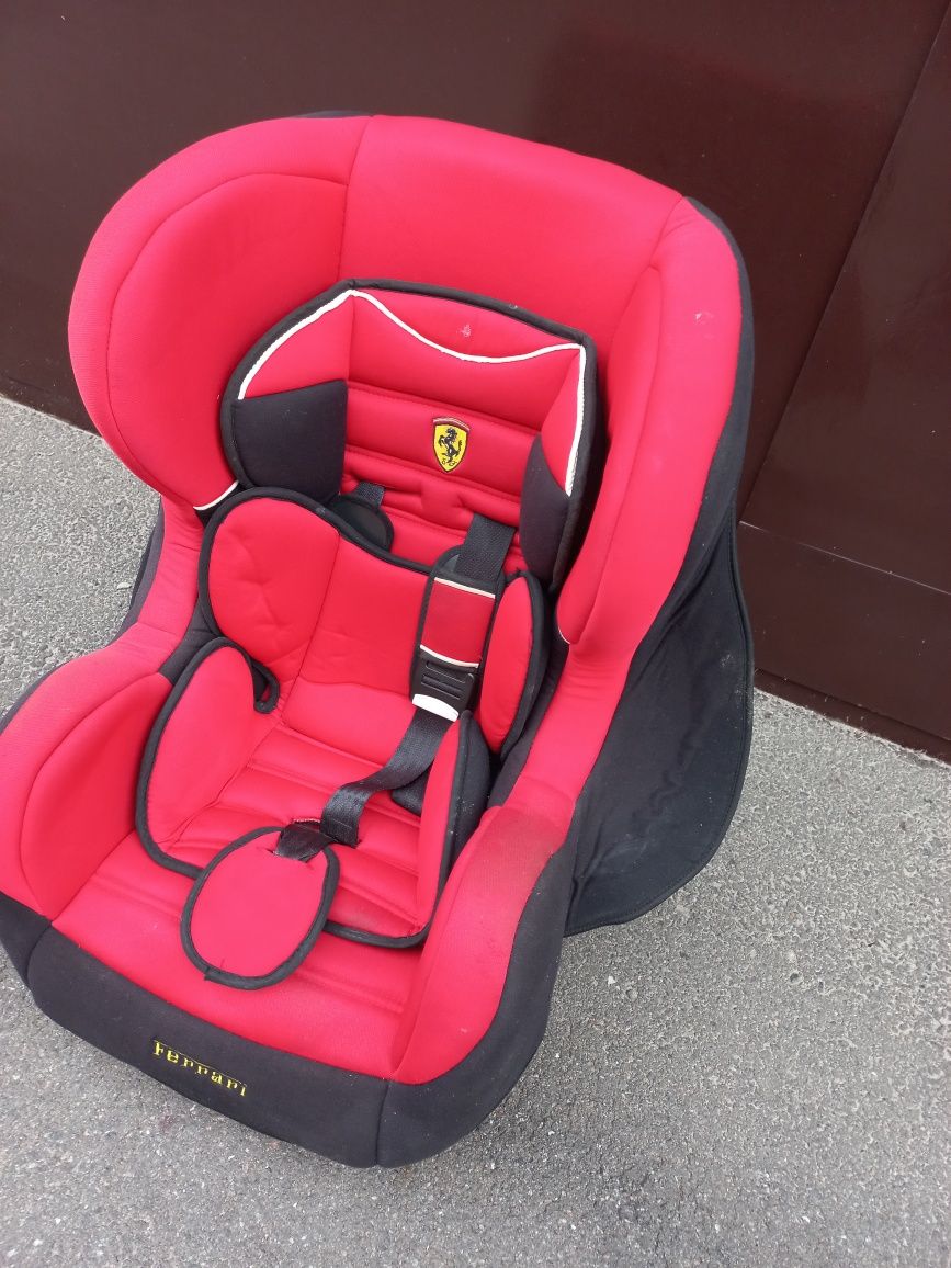 Продам автокрісло ferrari