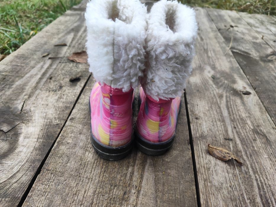 Сапожки резиновые на девочку размер 26.