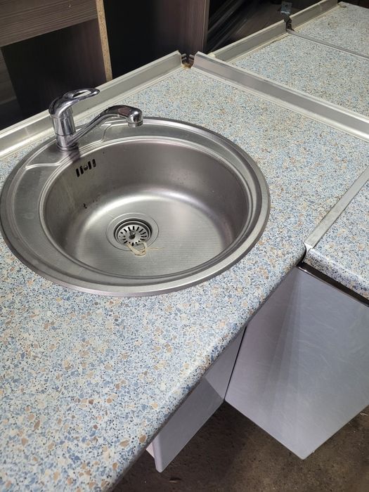 Угловая кухня с мойкой краном вытяжкой кухонный гарнитур шкаф на кухню