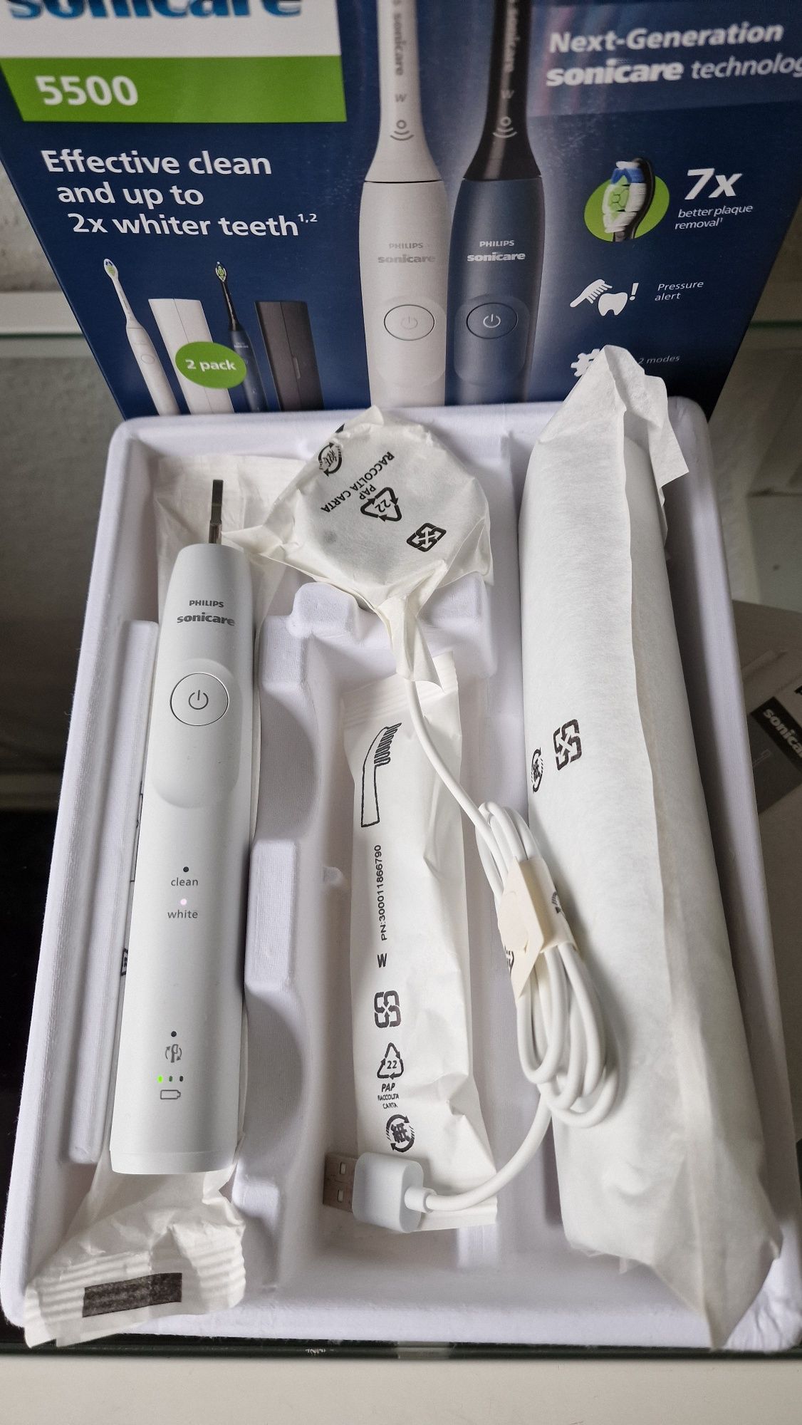 Нова звуковая зубная щітка Филипс Sonicare 5500