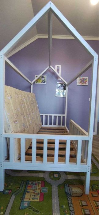 Дитяче ліжечко будиночок