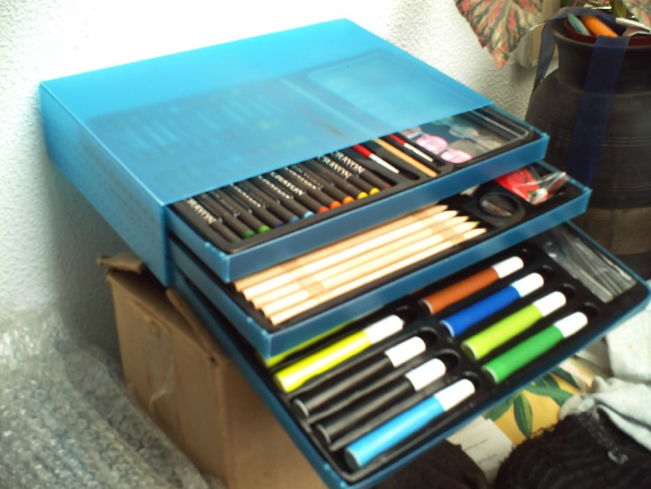 Caixa com canetas filtros , lapis cera , lapis de cor e pintura nova
