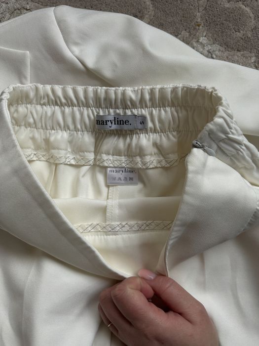 Молочний брючний костюм