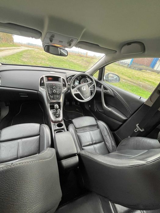 Opel Astra 1.4 Turbo Bardzo bogate wyposażenie, niski przebieg.