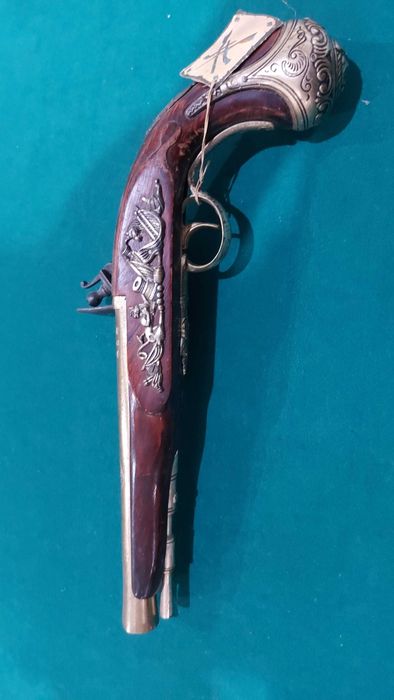 Coleção de pistolas antigas decorativas + armas medievais + expositor