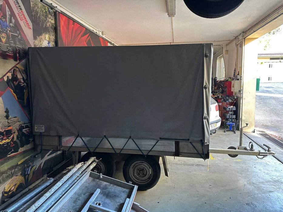 Reboque com lona de 2 eixos