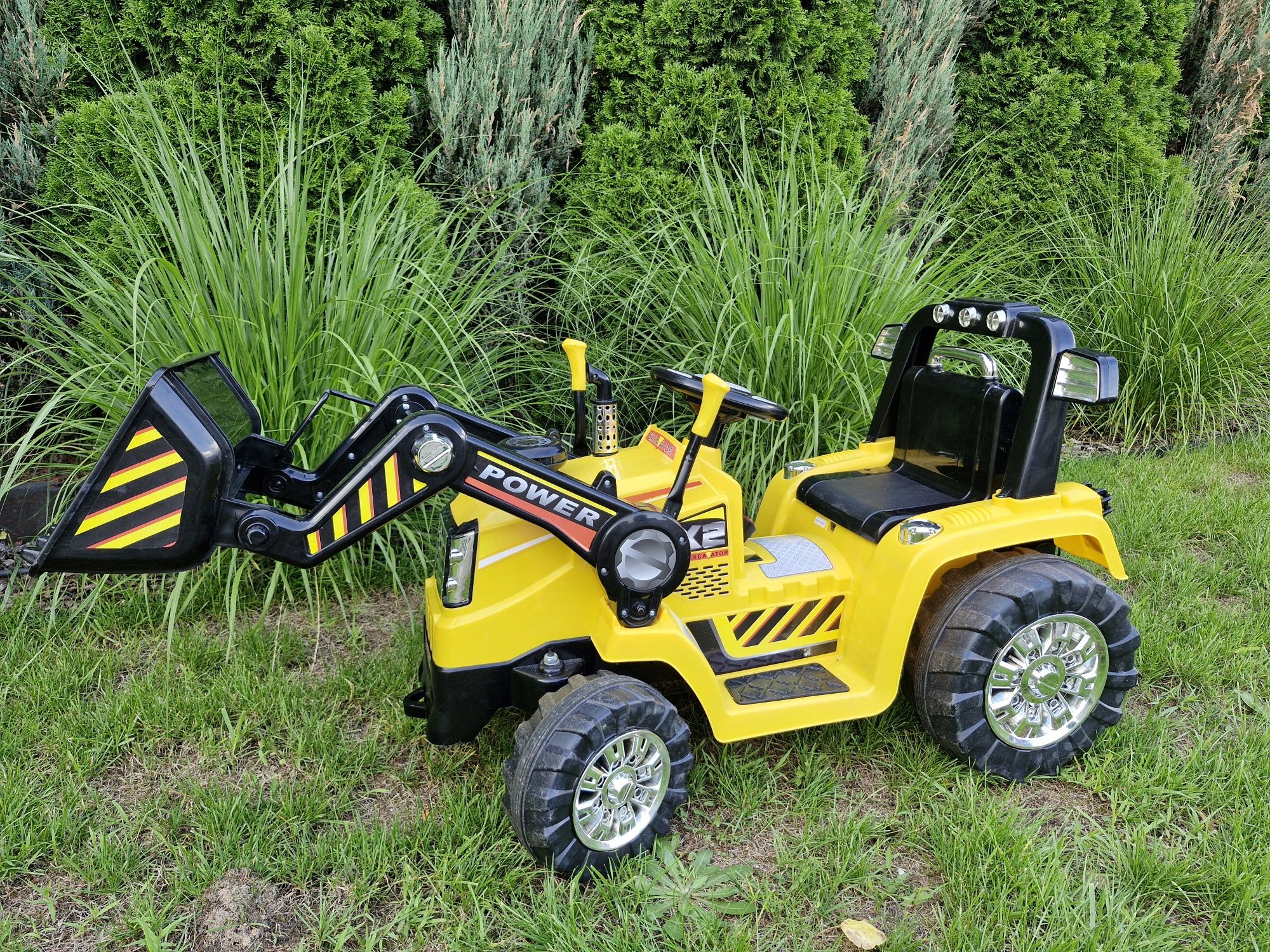 Duży traktor spychacz koparka na akumulator dla dzieci.