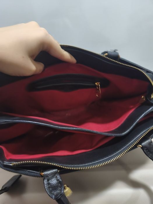 Używana czarna torebka z czerwonym środkiem