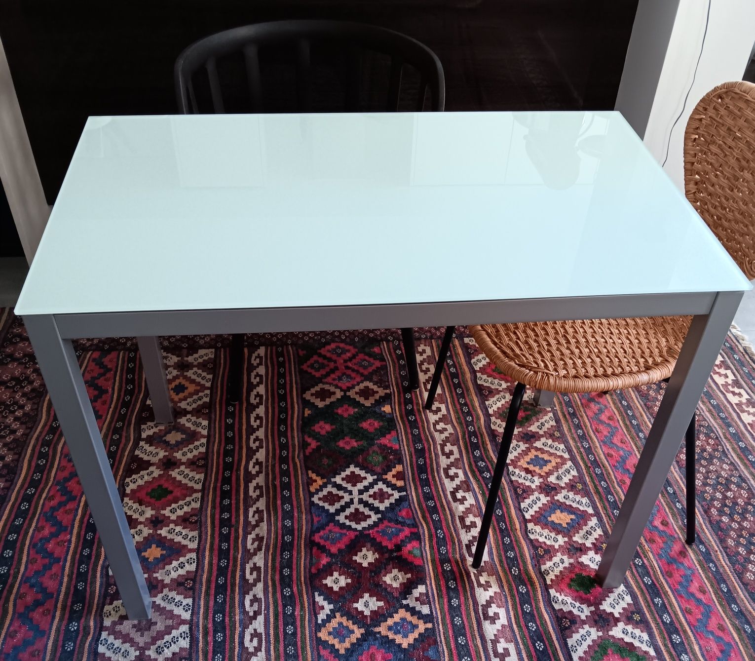 Mesa com tampo de vidro temperado
