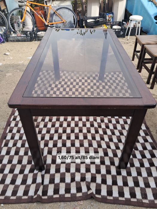 Mesa de madeira com tampo em vidro