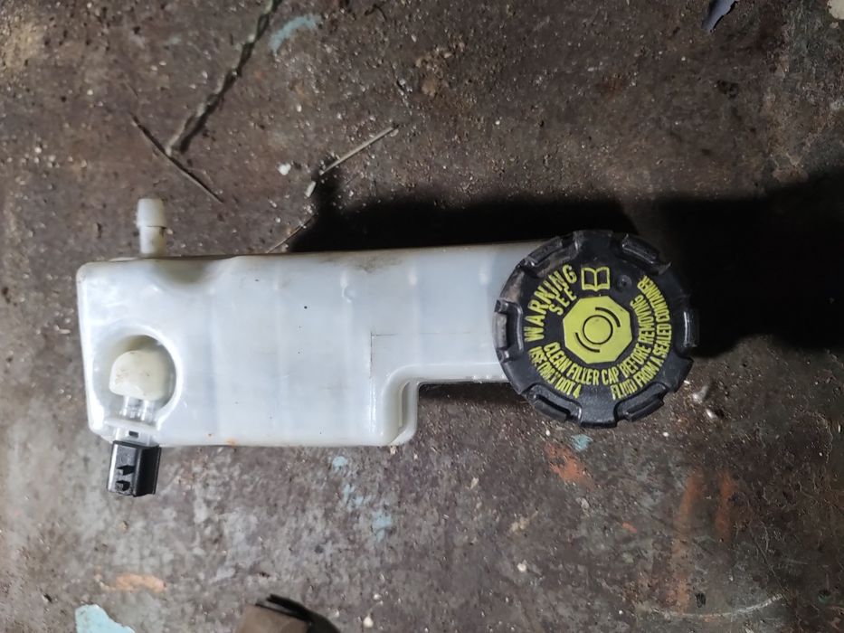 Розширюючий бачок головного гальмівного циліндра Меган 3